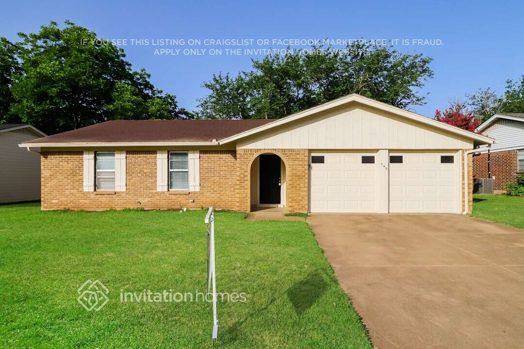 549 NW Chisholm St in Burleson, TX - Building Photo
