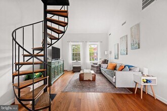 3050 S Buchanan St in Arlington, VA - Building Photo - Building Photo