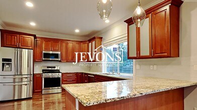 11818 Interlaaken Dr SW in Lakewood, WA - Building Photo - Building Photo
