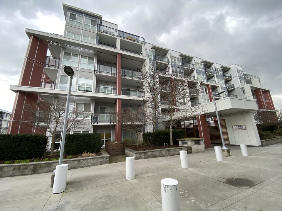 10033 River Dr in Richmond, BC - Building Photo