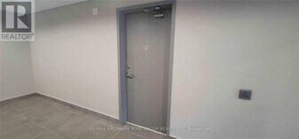 32 Wellington St E in Aurora, ON - Building Photo