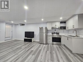 131 Lloyd Sanderson Dr in Brampton, ON - Building Photo - Building Photo