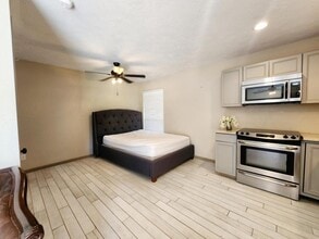 959 Fir St in Caldwell, TX - Building Photo - Building Photo