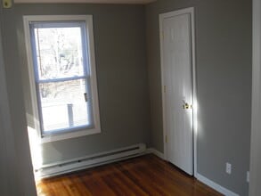 33 Howard St, Unit 2 in Waterbury, CT - Building Photo - Building Photo