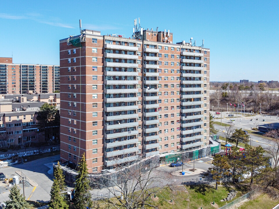 Statley Towers in Toronto, ON - Building Photo