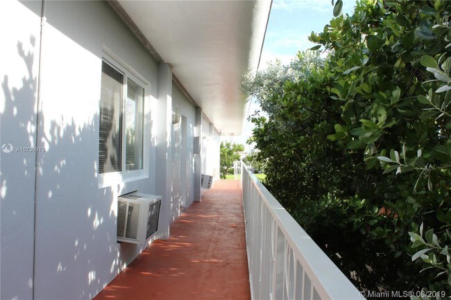 1029 79th St-Unit -6 in Miami Beach, FL - Foto de edificio - Building Photo