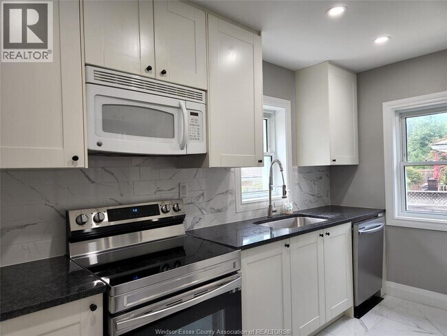 4221 Kennedy Dr E in Windsor, ON - Building Photo - Building Photo