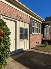 8530 Orcutt Ave in Newport News, VA - Foto de edificio - Building Photo