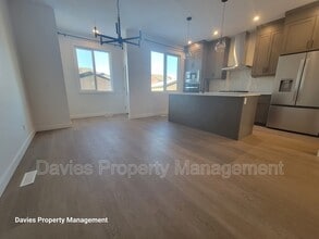 2222 Muckleplum Cres SW in Edmonton, AB - Building Photo - Building Photo