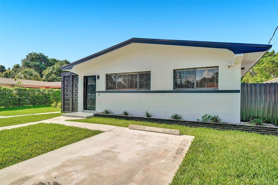 1324 NE 151st St in North Miami Beach, FL - Building Photo