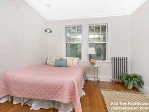 68 Algonquin Rd in Newton, MA - Foto de edificio - Building Photo