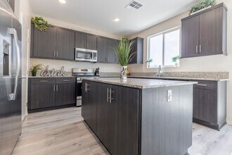 277 Hass Ln in Fallbrook, CA - Foto de edificio - Building Photo
