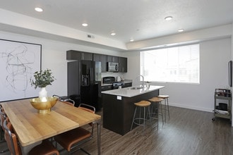 Gladstone Place Townhomes in West Jordan, UT - Foto de edificio - Interior Photo