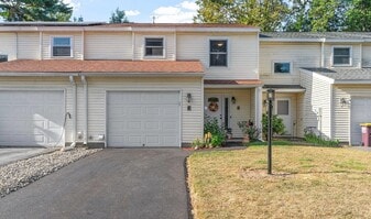 6 Heartwood Ct in Clifton Park, NY - Building Photo