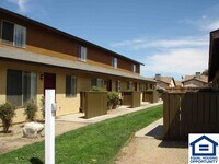 Sunnyside Townhomes in Hesperia, CA - Foto de edificio - Building Photo