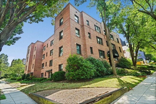 2655 41st St NW in Washington, DC - Foto de edificio - Building Photo