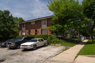 Spring Park Apartments in Milwaukee, WI - Foto de edificio - Building Photo