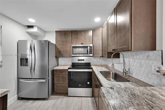 2850 Somerset Dr, Unit 105L in Lauderdale Lakes, FL - Building Photo - Building Photo