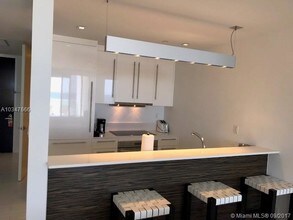 2201 Collins Ave-Unit -1022 in Miami Beach, FL - Building Photo - Building Photo