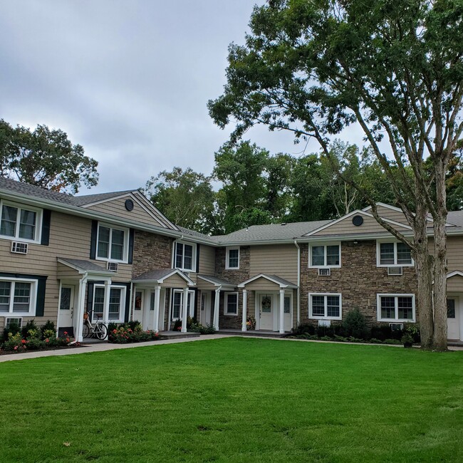 Fairfield Courtyard At Bohemia in Bohemia, NY - Building Photo - Building Photo