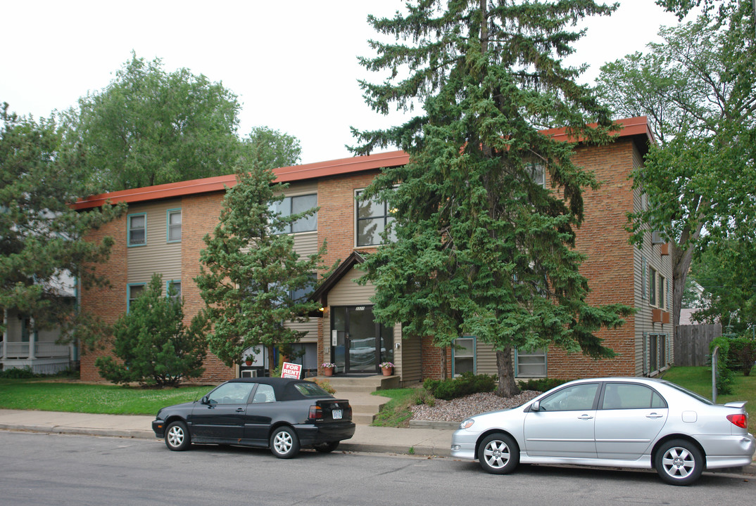 3320 Grand Ave S in Minneapolis, MN - Foto de edificio