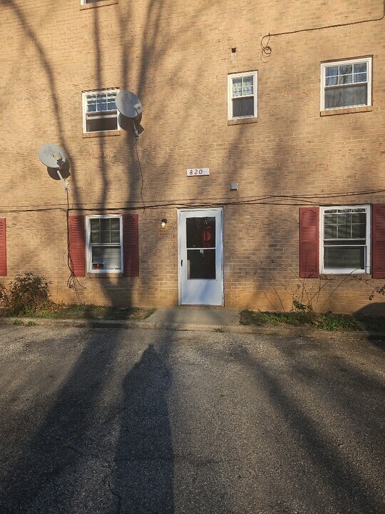 820 Westside Blvd NW, Unit 8 in Roanoke, VA - Building Photo