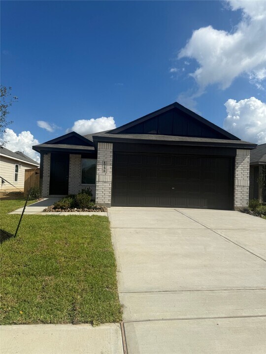 1758 W Stroker Rd in Crosby, TX - Building Photo