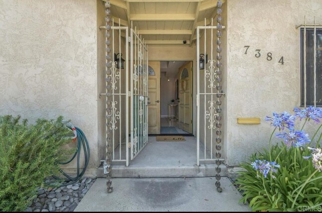 7384 Ballinger Ave in San Diego, CA - Foto de edificio - Building Photo
