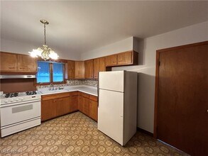 5715 Huss Ave in Cleveland, OH - Foto de edificio - Building Photo
