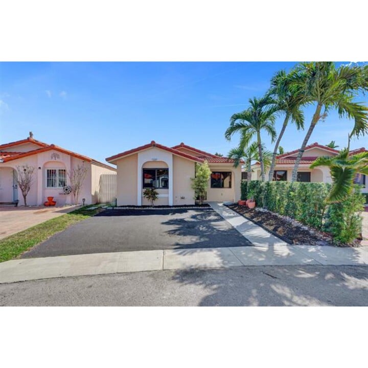 2614 W 65th St in Hialeah, FL - Foto de edificio