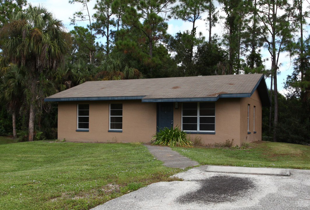 2358 Cherry Ln in Immokalee, FL - Foto de edificio