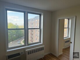 GRAND CENTRAL PARKWAY in Queens, NY - Building Photo