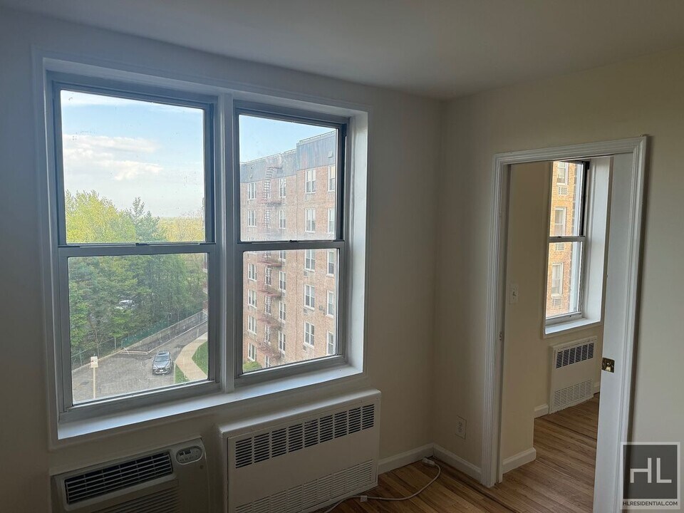 GRAND CENTRAL PARKWAY in Queens, NY - Building Photo