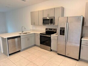 3068 Skyline Lp in Kissimmee, FL - Foto de edificio - Building Photo