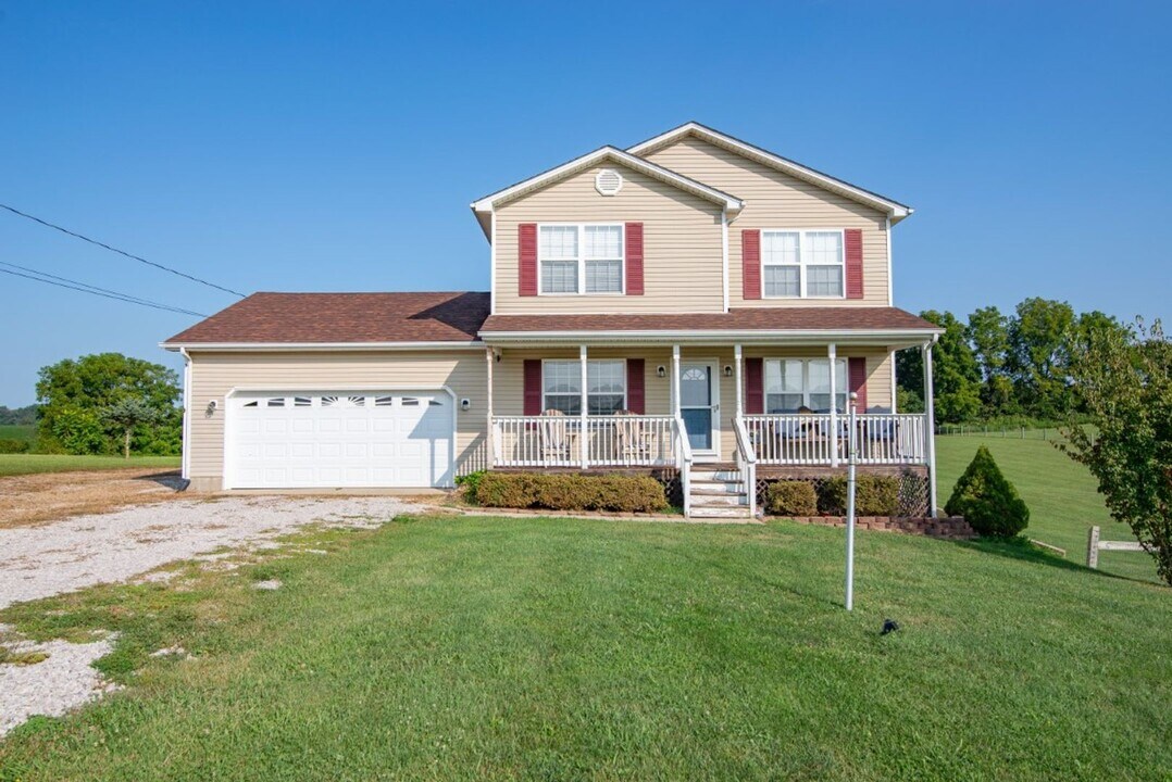 650 Farmington Dr in Vine Grove, KY - Building Photo