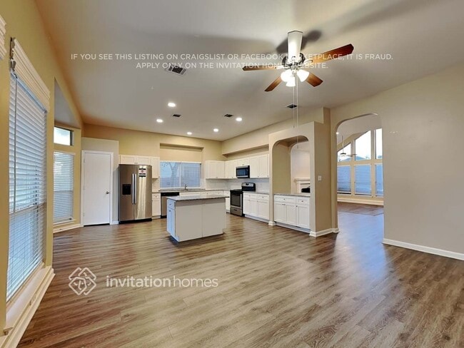 2043 Hearthstone Dr in Carrollton, TX - Foto de edificio - Building Photo