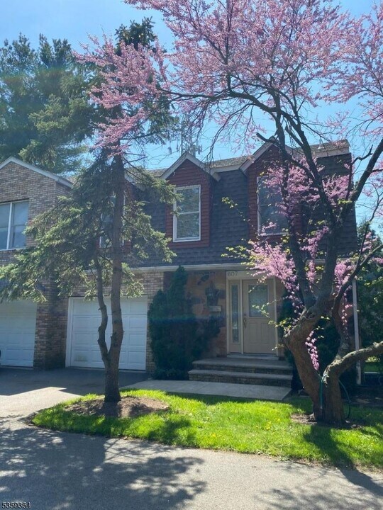 607 Grove St in Clifton, NJ - Building Photo