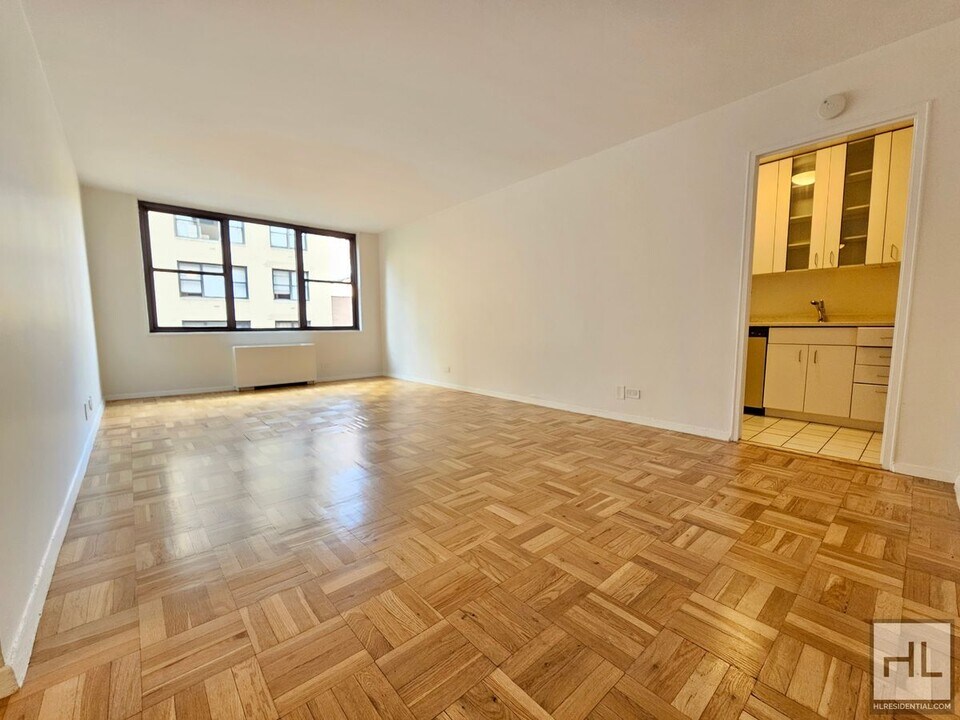 EAST 49 STREET in New York, NY - Building Photo