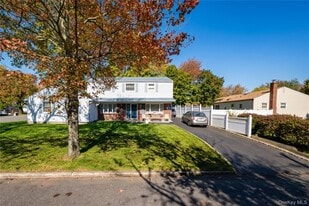 9 Elwin Pl in East Northport, NY - Building Photo