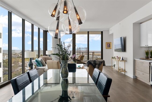 301 1st St S in St. Petersburg, FL - Foto de edificio - Building Photo