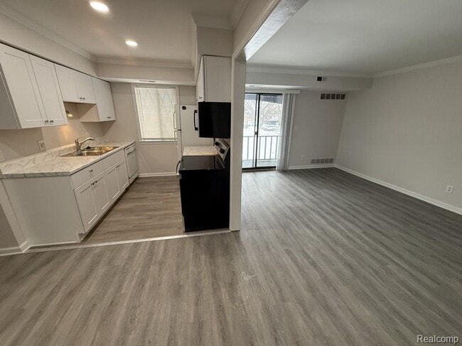 250 E Thirteen Mile Rd in Madison Heights, MI - Building Photo - Building Photo