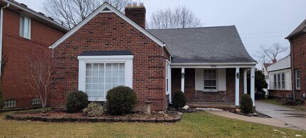 1866 Lochmoor Blvd in Grosse Pointe Woods, MI - Building Photo - Building Photo