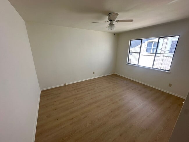 property at 115 W Rosslynn Ave