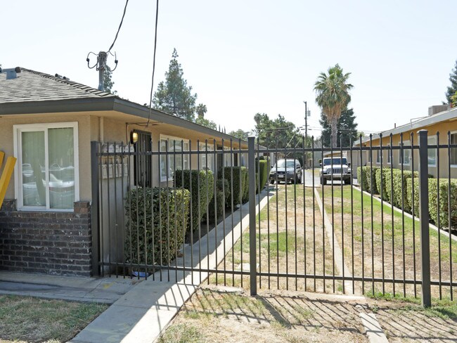 2141-2157 E Shaw Ave in Fresno, CA - Foto de edificio - Building Photo