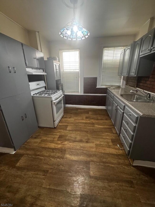 810 Ridge St in Newark, NJ - Building Photo - Building Photo