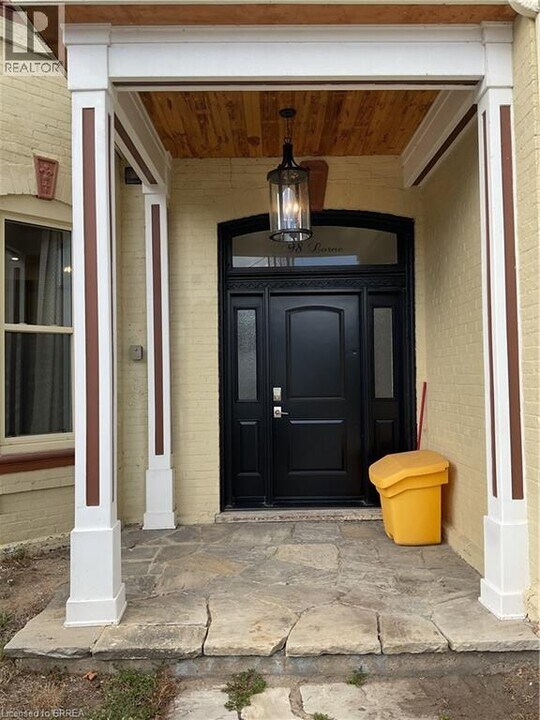 98 Lorne Crescent in Brantford, ON - Building Photo