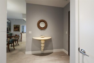 17301 Biscayne Blvd in North Miami Beach, FL - Building Photo - Building Photo