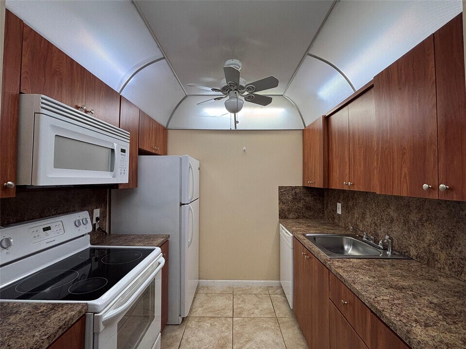 1401 SW 135th Terrace in Pembroke Pines, FL - Building Photo