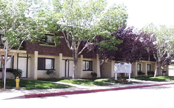 Courtyard Apartments in Palmdale, CA - Foto de edificio - Building Photo