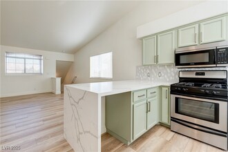 8009 Celestial Ave in Las Vegas, NV - Foto de edificio - Building Photo